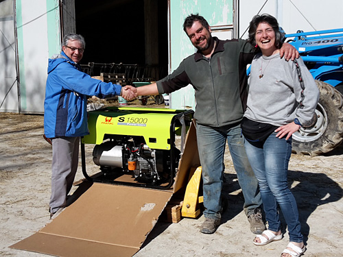 Colucci consegna il generatore a Katia D’Apostolo e Guido Pica