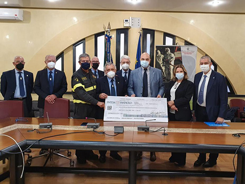 calendario storico dei Vigili del fuoco 2021, donati 10mila euro all’Unicef Italia